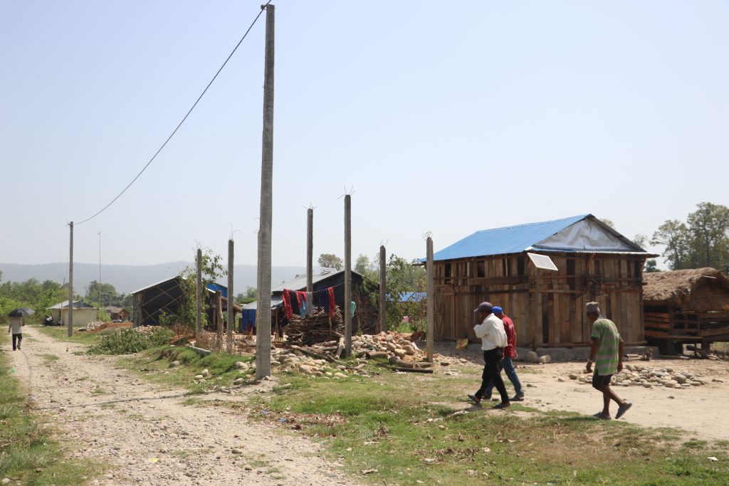 घरकै अगाडी विद्युतको तारपोल आइपुगको छ आर्थिक अभावले टुक्कीमै निर्भर छन् । 