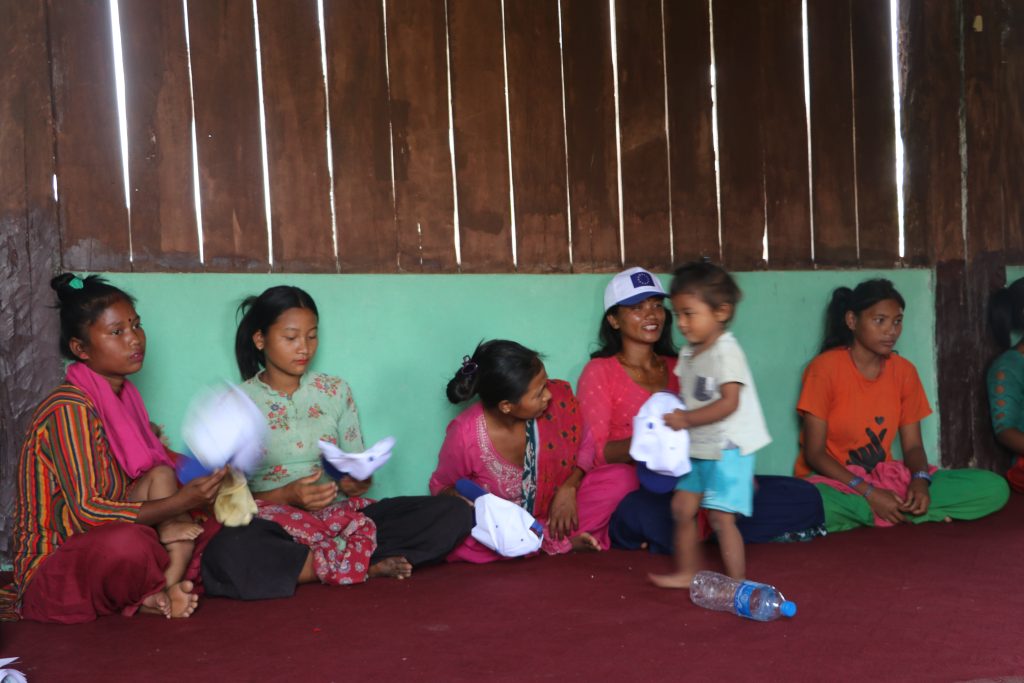 नेपाल आदिवासी जनजाति महिला महासंघले आयोजना गरेको कार्यक्रममा सहभागीहुँदै स्थानीय महिलाहरु । 