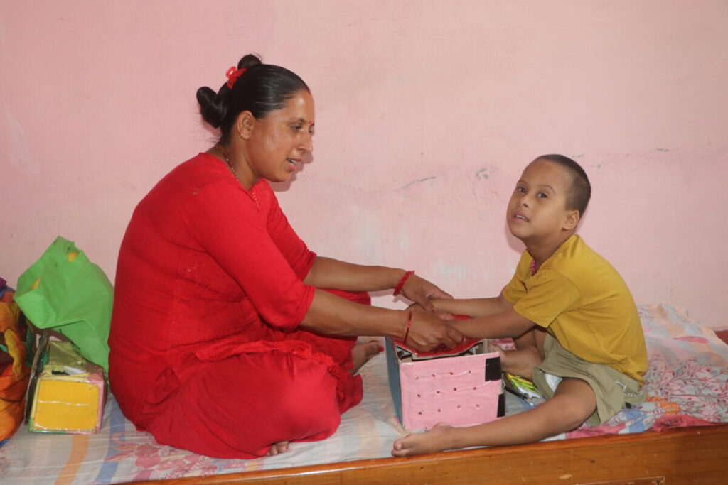 अग्रिम आमासँग खेल्दै । तस्विरः सेतोनेपाल । अग्रिम आमासँग खेल्दै । तस्विरः सेतोनेपाल ।